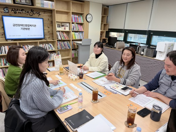 삼성소리샘 직원분들과 사업에 대하여 이야기를 나누고 있는 모습