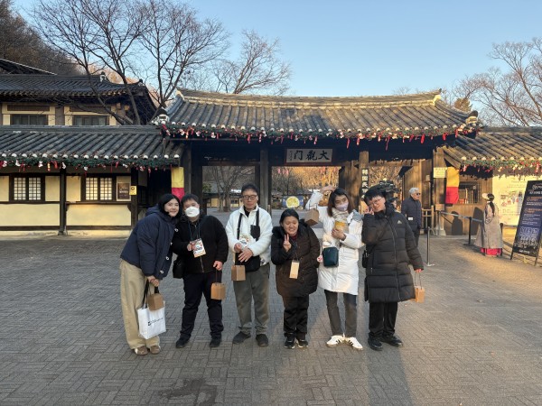 한국민속촌 앞에서 찍은 단체사진