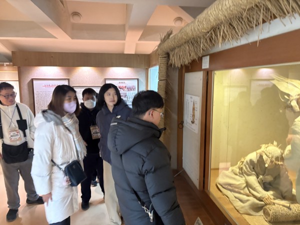 박물관에서 구경하는 모습