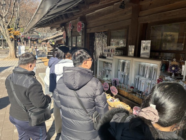 기념품샵을 구경하는 모습