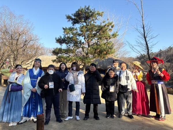 캐릭터 배우와 함께 찍은 단체사진