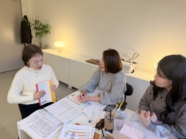 사업 서류에 대하여 자문을 받고 있는 모습