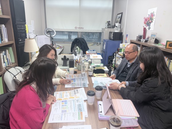 사업 안내지를 보며 이야기를 나누고 있는 모습