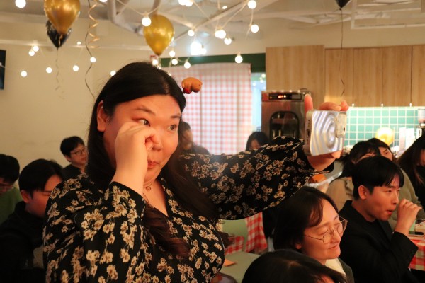 눈물훔치는모습