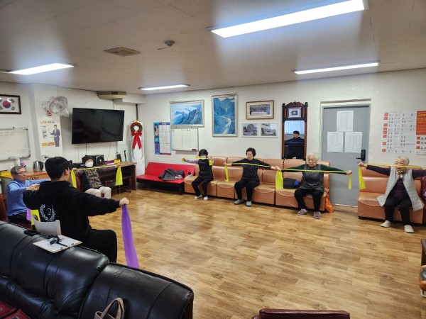 탄력밴드를 활용한 어깨 운동 진행중