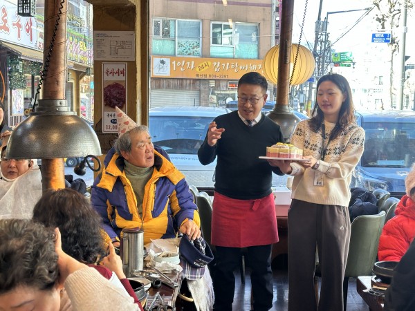 함께 식사를 하고 있는 모습