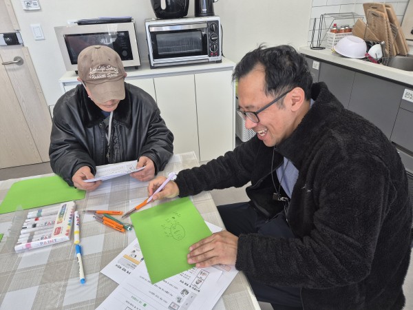 추억을 되새기며 마인드맵을 그리는 모습