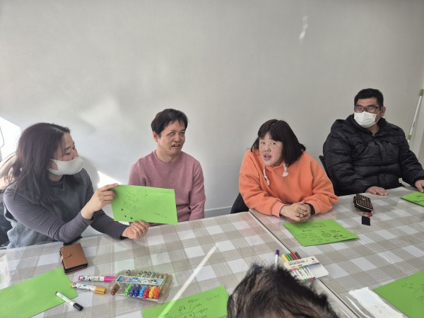 함께 무엇을 좋아하는지 이야기하는 모습