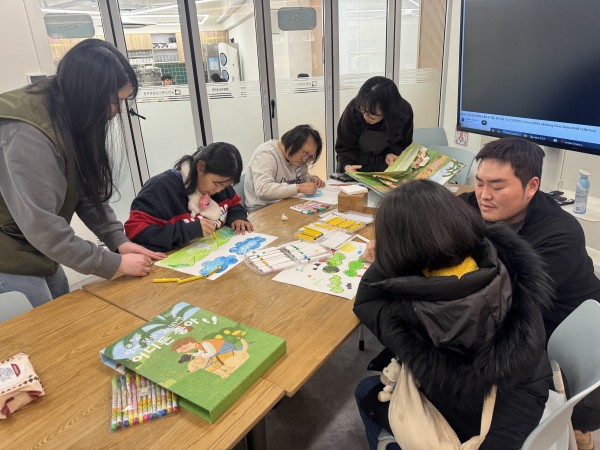찾아가는 미술동행교실에서 파견된 강사와 함께 수채화 수업을 진행하고 있는 사진