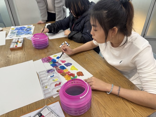 물감을 활용하여 회화수업에 참여하고 있는 사진