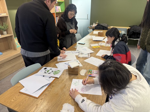 서로 다른 나이의 여성장애인이 모여 미술활동을 하고 있는 사진