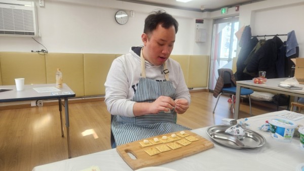 쿠키에 말랑카우를 올려요