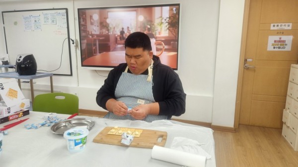 쿠키에 말랑카우를 올려요