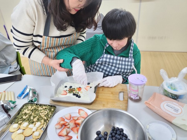 요거트위에 과일을 토핑해요