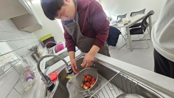 요거트위에 과일을 토핑해요