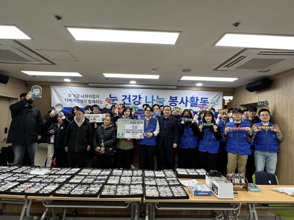 후원 전달식을 진행하고 있는 모습