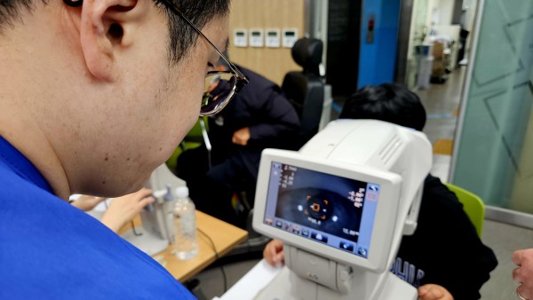 시력검사를 하고 있는 모습