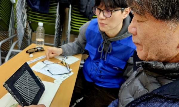 시력 검사를 하는 모습