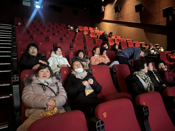 영화관 안에서 앉아 있는 모습