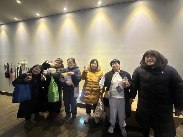 팝콘 음료 들고 있는 모습