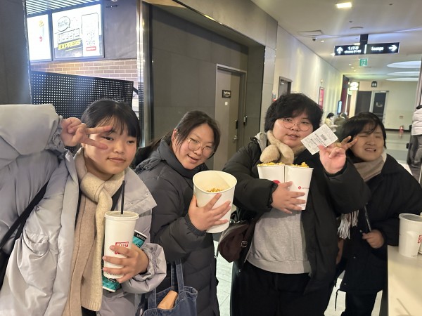 팝콘 음료 들고 있는 모습