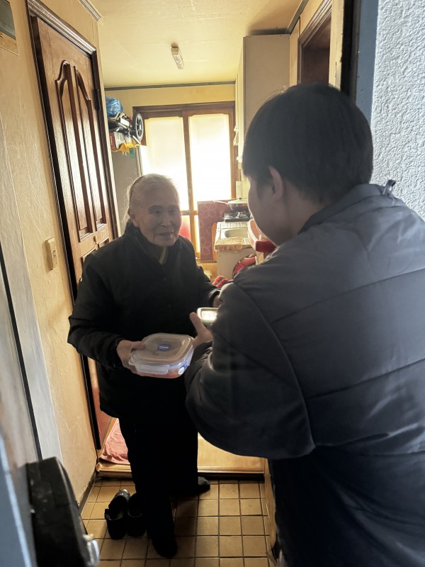 마포갈비에서 후원한 밑반찬을 받고 있는 이용인의모습