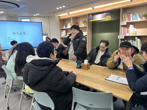 취업자가 자신을 소개하는 모습