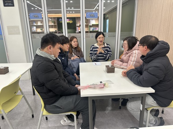 조끼리 회의하는 모습