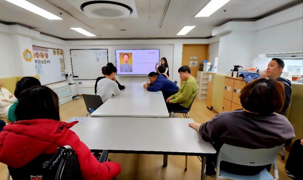 새학기 강사님의 설명을 듣는 중!