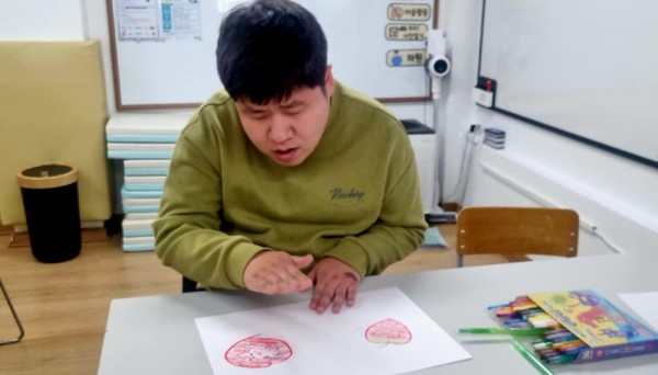 스스로 해보고자 노력하는 모습이예요