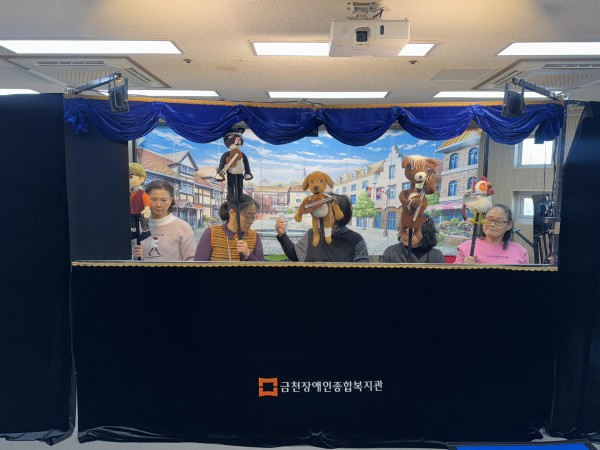 인형극단 여우 단원들이 인형극 연습을 하고 있는 사진