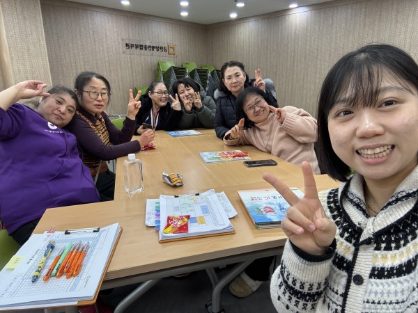 인형극단 여우 단원과 담당자가 함께 2026년의 인형극단 운영에 대해 논의하고 있는 사진