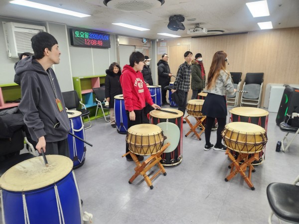 난타 설명을 듣는 모습