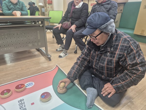 터링 공을 던지는 모습