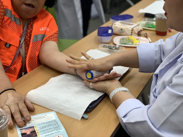 손지압하고 있는 모습