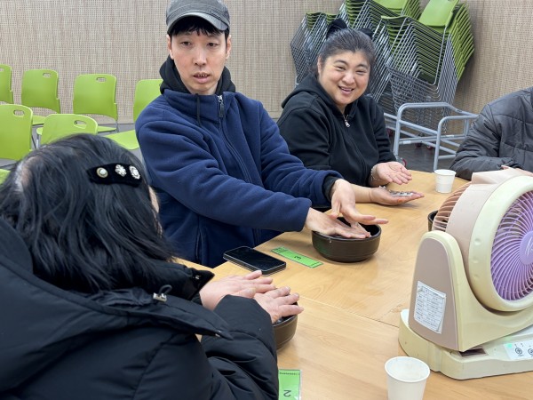 이용인분들 서로 이야기 나누는 모습