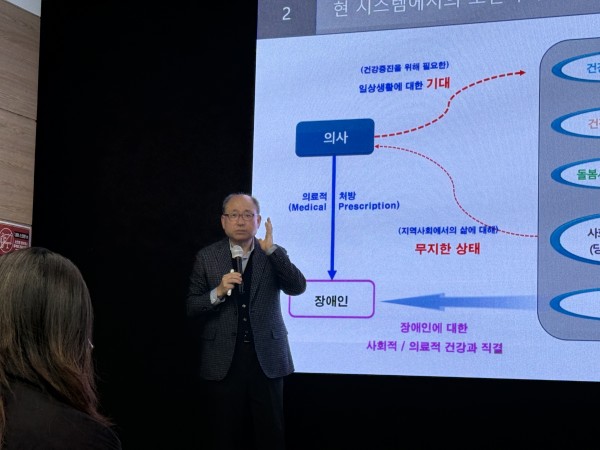 김진우교수님 강의하는모습