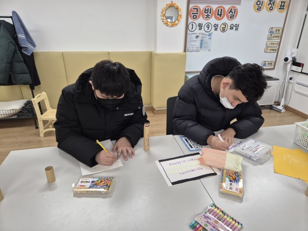 종이에 선을 긋고 있는 두 이용자