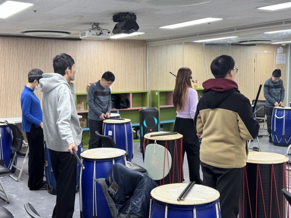 난타 연주하는 청소년들