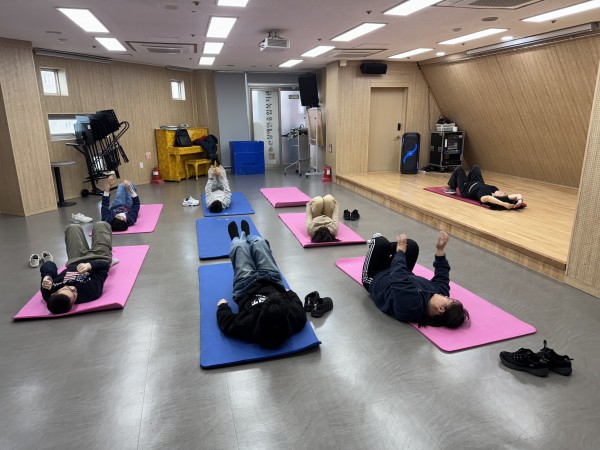 요가 매트 위에서 체조하는 청소년들