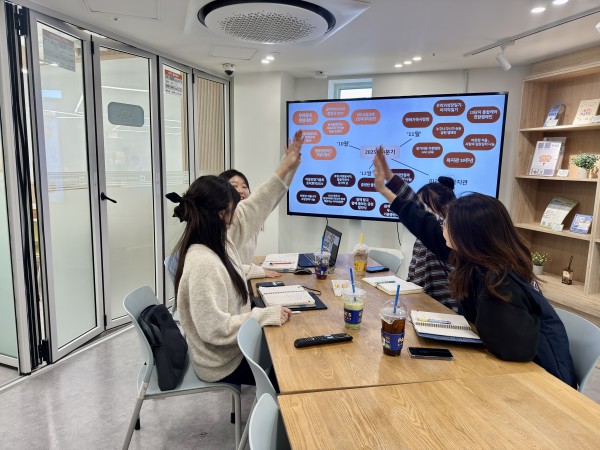 1년동안 소식지를 만들기 위해 화이팅하는모습