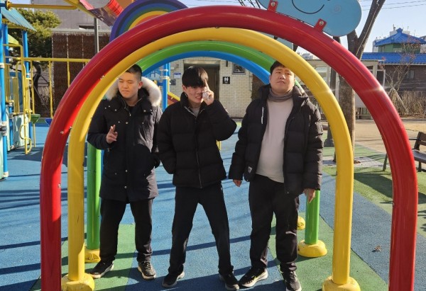 ’독산공원 놀이터 앞에서‘=