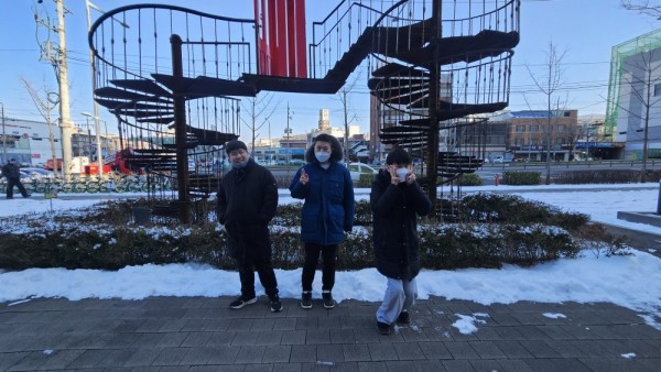 ’시원한바람을 맞으며 찰칵‘=