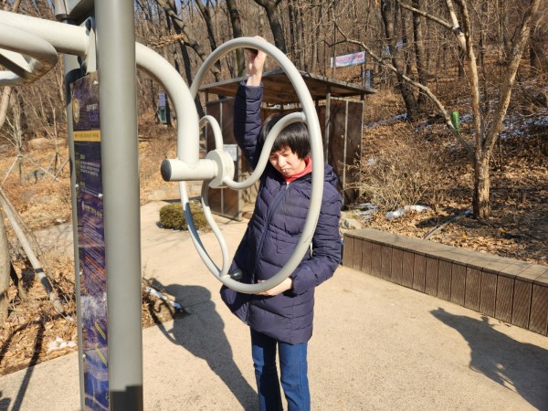 ’운동기구를 이용해 체력증진중‘=