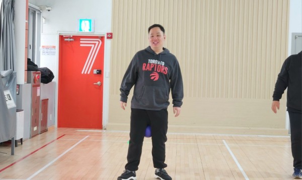 다리 사이에 공 끼우고 웃는 모습