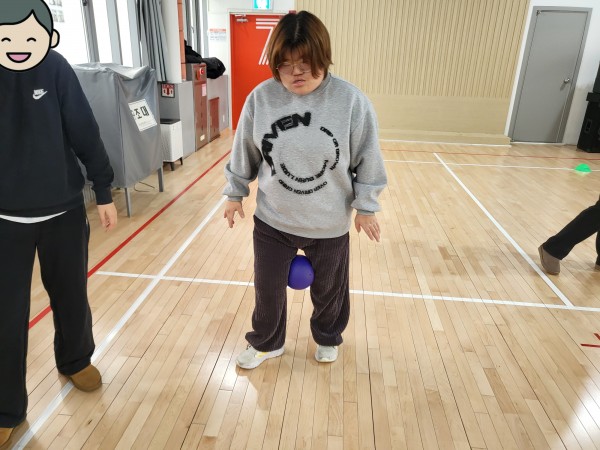 다리에 공 끼고 걷는 모습
