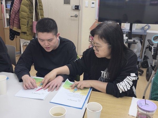 손으로 짚어가며 한자한자 읽어요