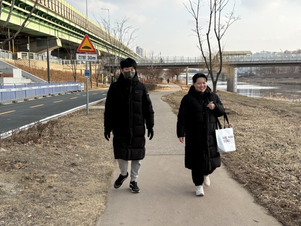 안양천을 걸어가는 모습