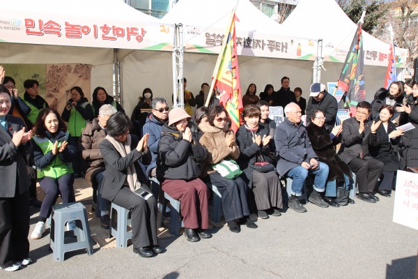 야외 행사장에서 앉아있는 아너소사이어티 회원분들