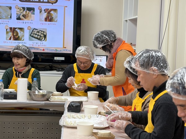아너소사이어티분들이 만두 빚는 모습